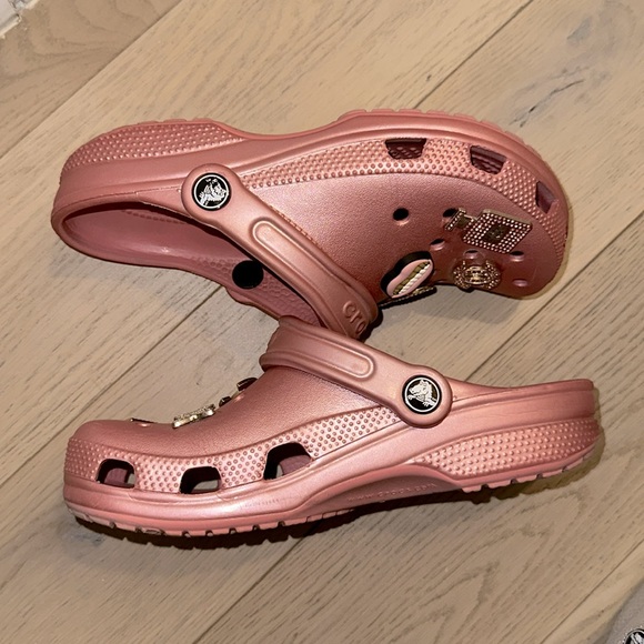 😍WOMEN GLITTER CROCS BUNDLE WITH CHARMS. Size 6, used gently in great condition - Picture 9 of 14